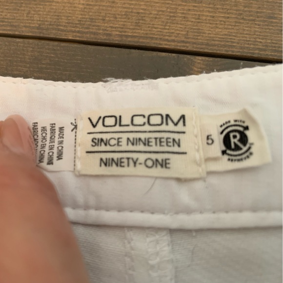 3/$20 Volcom white denim shorts Juniors Size 5 - Picture 3 of 7